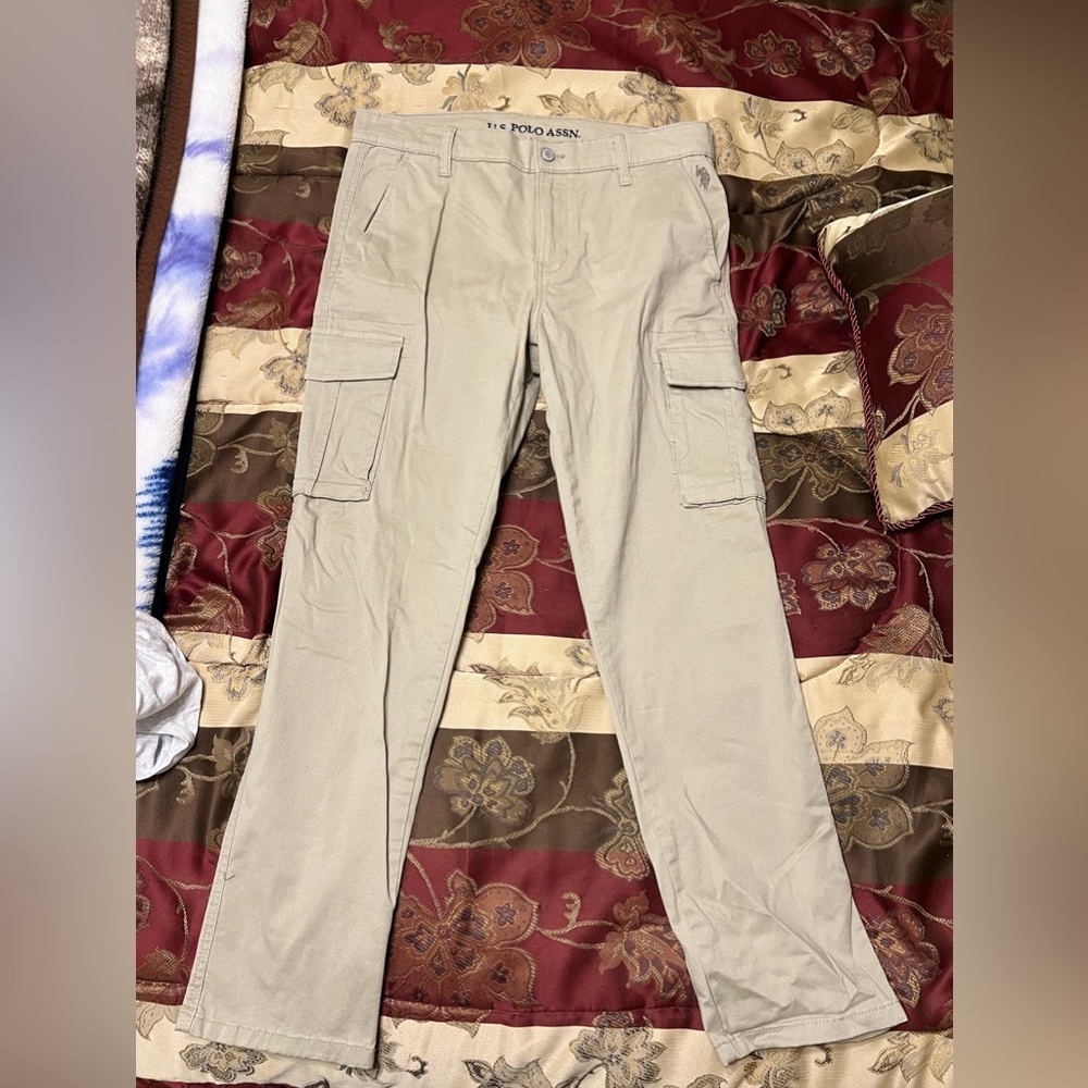 Men’s straight legged cargo pants